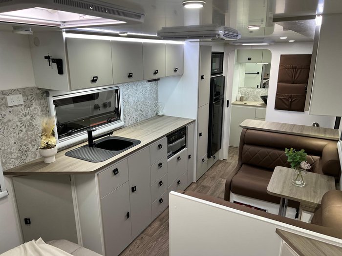 2025 Design RV Forerunner Van 5-2+ 21'