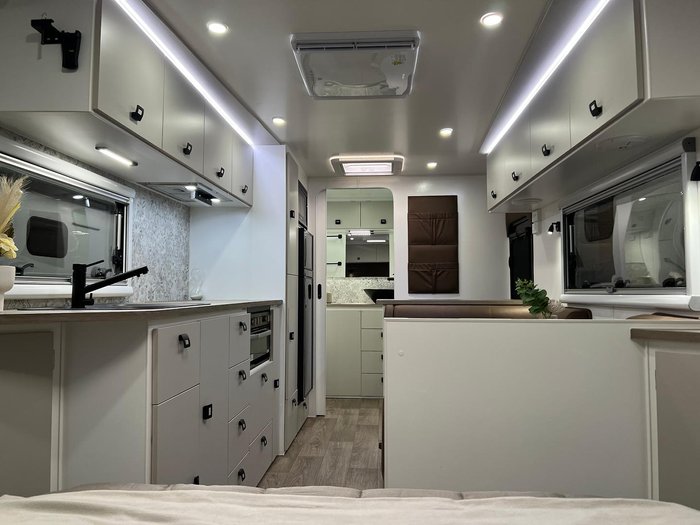 2025 Design RV Forerunner Van 5-2+ 21'