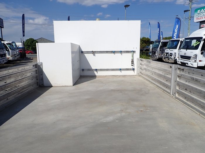2018 ISUZU NPR 65-190 WHITE