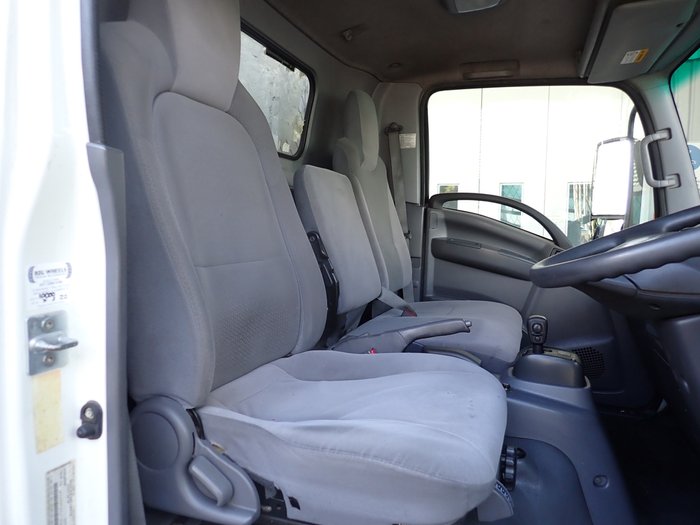 2018 ISUZU NPR 65-190 WHITE