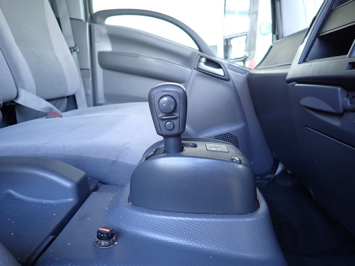2018 ISUZU NPR 65-190 WHITE
