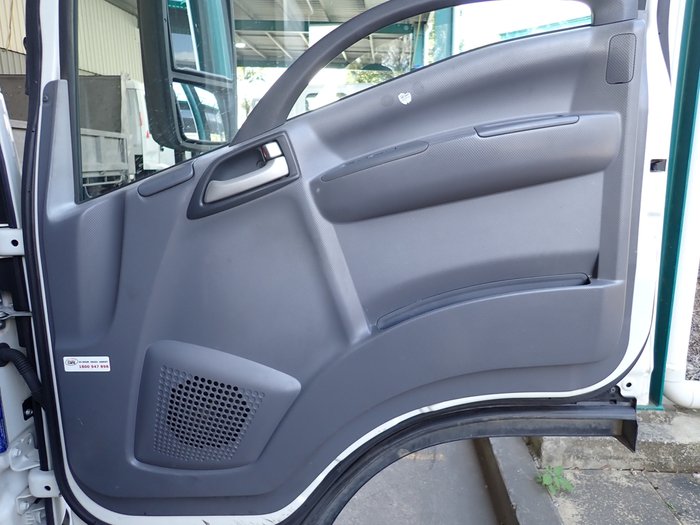 2018 ISUZU NPR 65-190 WHITE