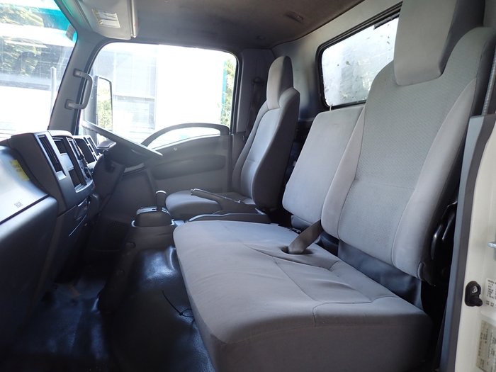 2018 ISUZU NPR 65-190 WHITE