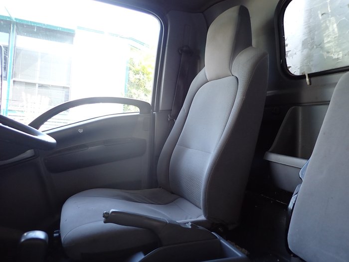 2018 ISUZU NPR 65-190 WHITE