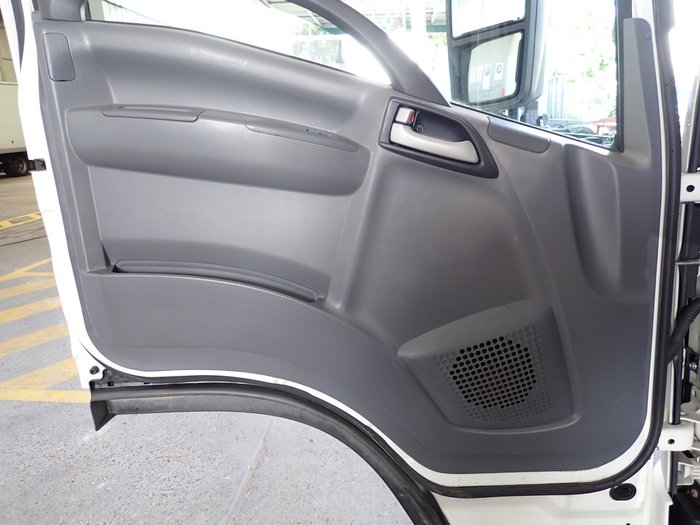 2018 ISUZU NPR 65-190 WHITE