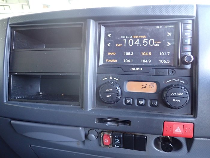 2018 ISUZU NPR 65-190 WHITE