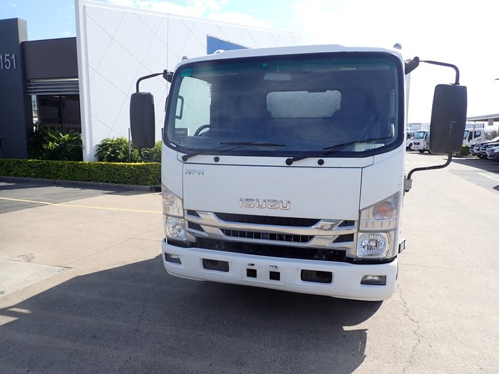 2018 ISUZU NPR 65-190 WHITE