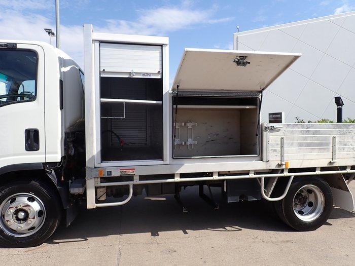 2018 ISUZU NPR 65-190 WHITE