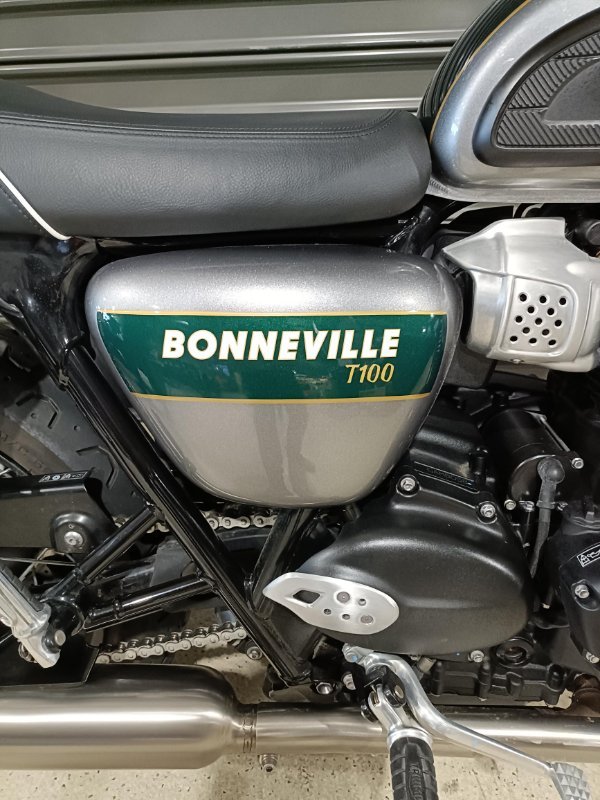 2021 Triumph STREET TWIN GOLDLINE GREEN