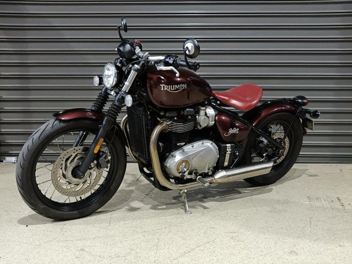2017 Triumph BONNEVILLE BOBBER RED