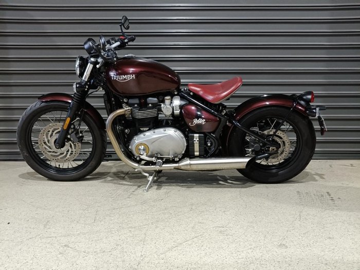 2017 Triumph BONNEVILLE BOBBER RED