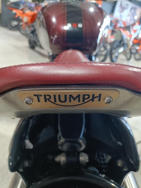 2017 Triumph BONNEVILLE BOBBER RED