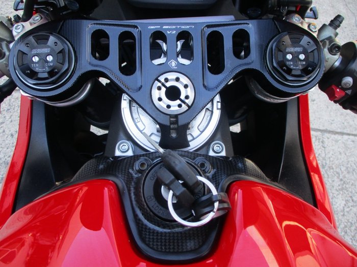 2021 DUCATI PANIGALE V2 RED