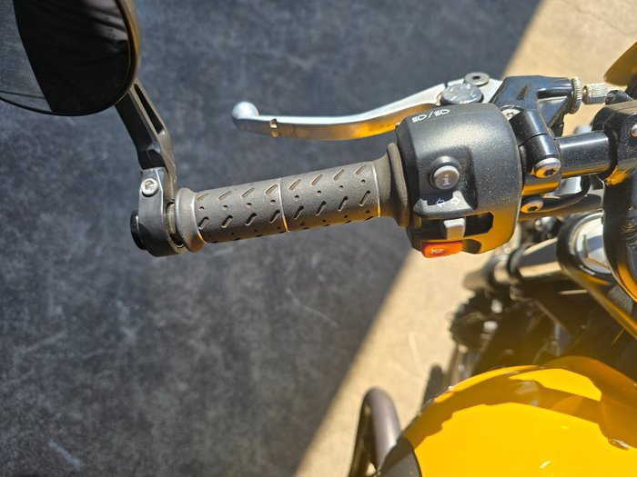 2017 TRIUMPH STREET CUP Yellow