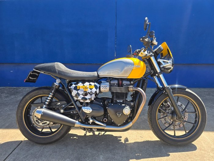 2017 TRIUMPH STREET CUP Yellow