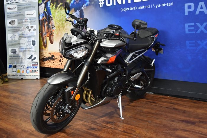 2023 TRIUMPH STREET TRIPLE RS Silver