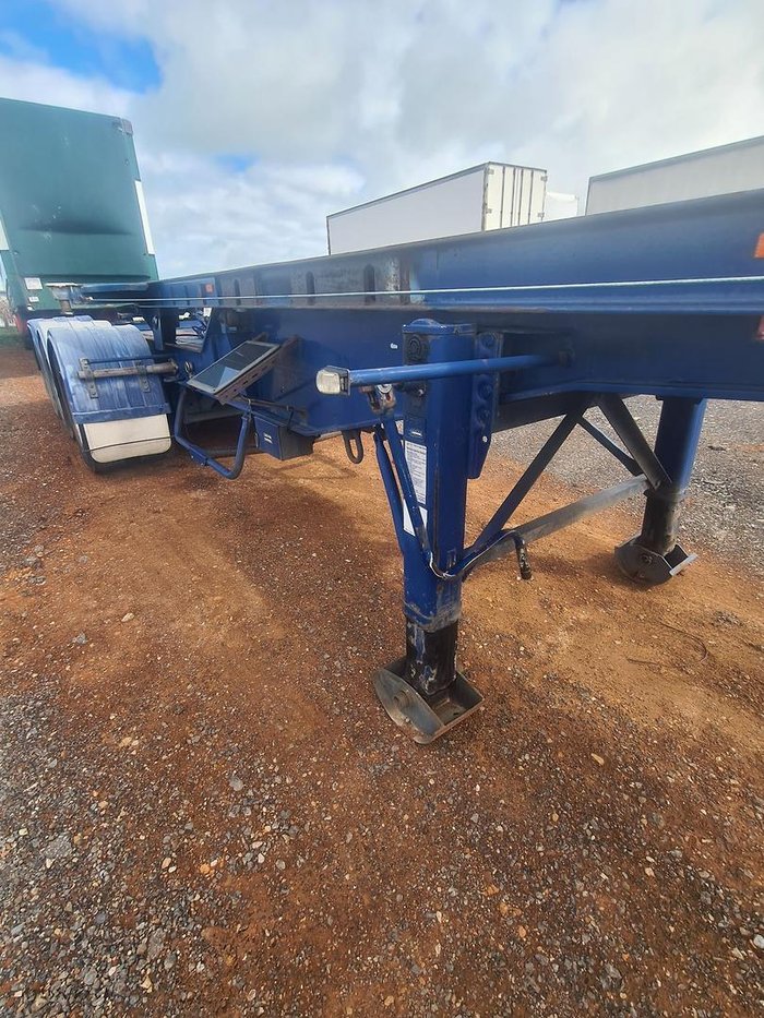 2005 Barker Tri/A Rollback Skel Trailer