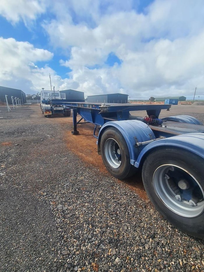 2005 Barker Tri/A Rollback Skel Trailer