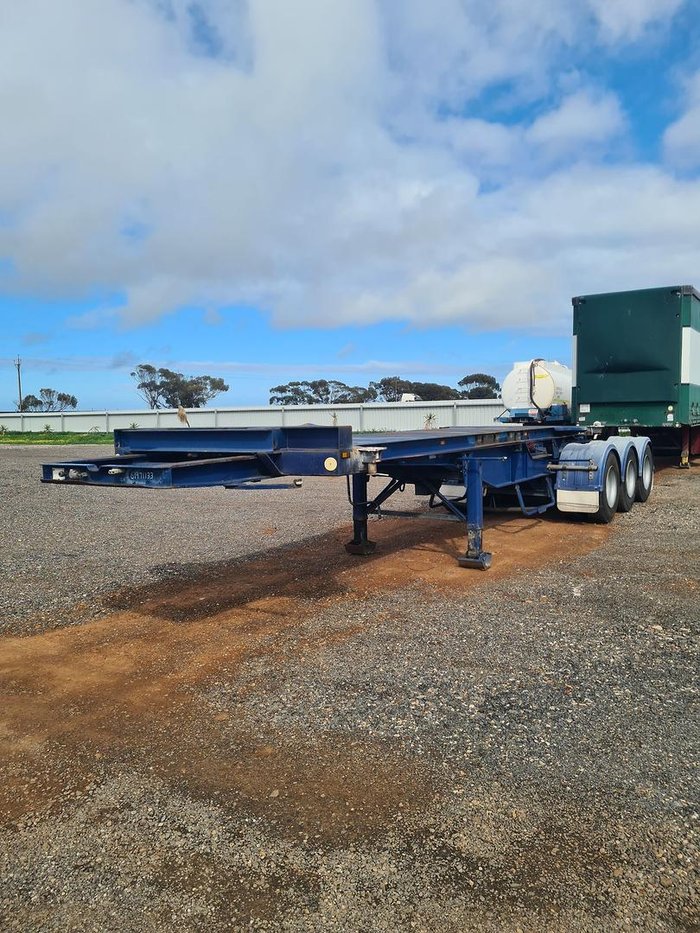 2005 Barker Tri/A Rollback Skel Trailer