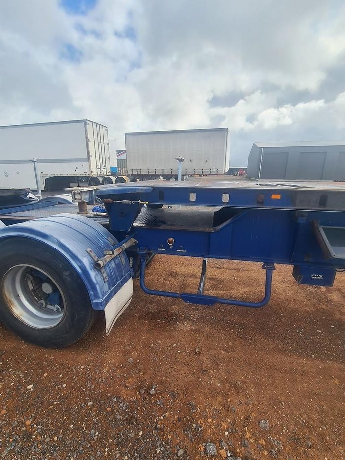 2005 Barker Tri/A Rollback Skel Trailer