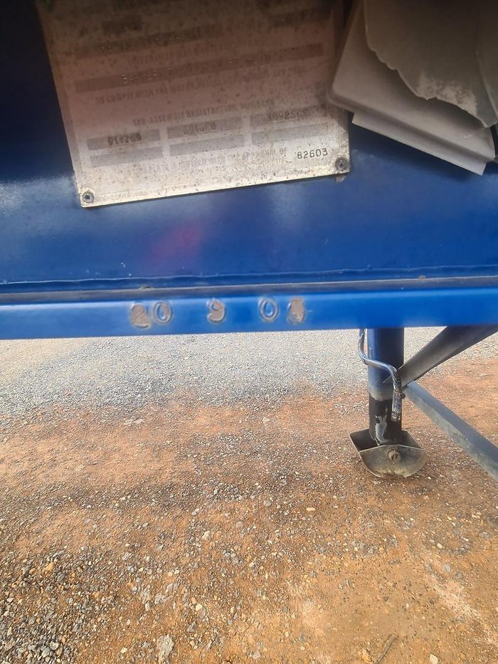 2005 Barker Tri/A Rollback Skel Trailer