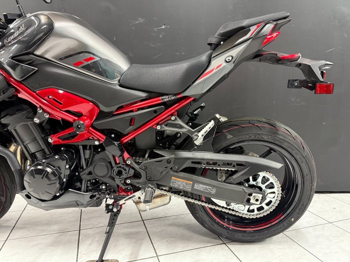 2025 Kawasaki 2025 Kawasaki 900CC Z900 CARBON/GRAPHITE/CANDYRED