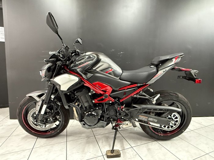 2025 Kawasaki 2025 Kawasaki 900CC Z900 CARBON/GRAPHITE/CANDYRED