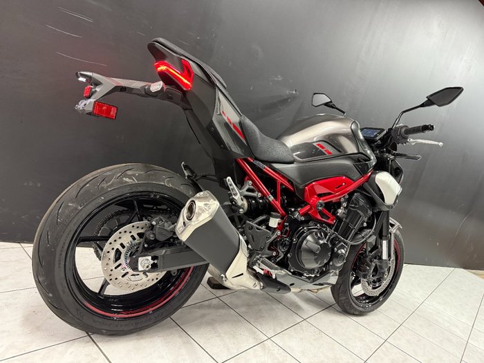 2025 Kawasaki 2025 Kawasaki 900CC Z900 CARBON/GRAPHITE/CANDYRED