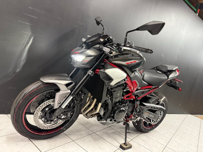 2025 Kawasaki 2025 Kawasaki 900CC Z900 CARBON/GRAPHITE/CANDYRED