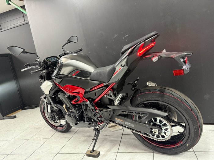 2025 Kawasaki 2025 Kawasaki 900CC Z900 CARBON/GRAPHITE/CANDYRED