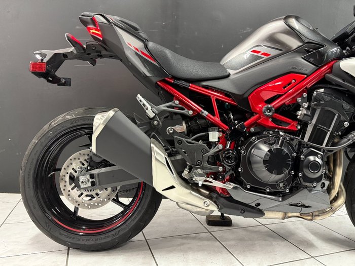 2025 Kawasaki 2025 Kawasaki 900CC Z900 CARBON/GRAPHITE/CANDYRED