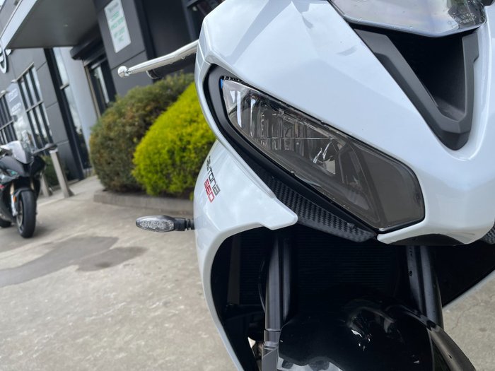 2025 Triumph DAYTONA 660 White