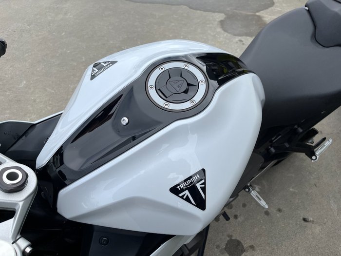 2025 Triumph DAYTONA 660 White