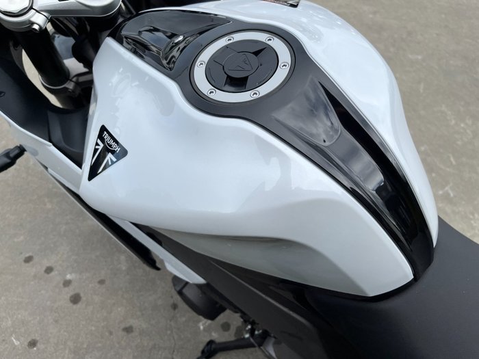 2025 Triumph DAYTONA 660 White
