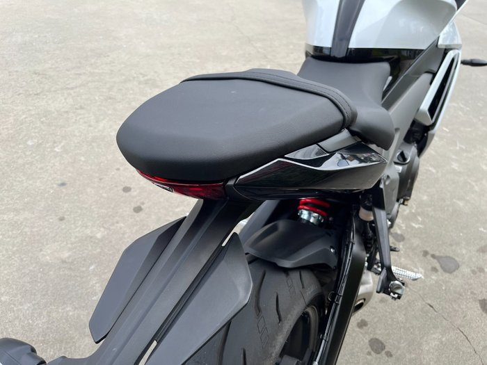 2025 Triumph DAYTONA 660 White