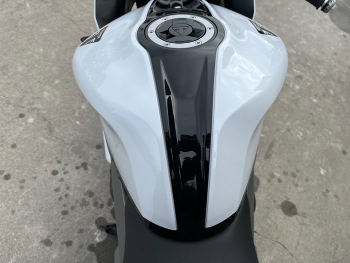 2025 Triumph DAYTONA 660 White