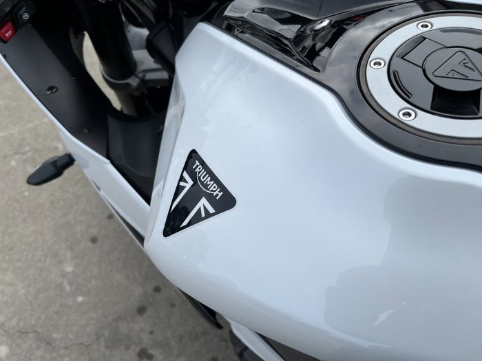 2025 Triumph DAYTONA 660 White