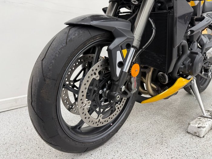 2024 Triumph STREET TRIPLE RS Yellow