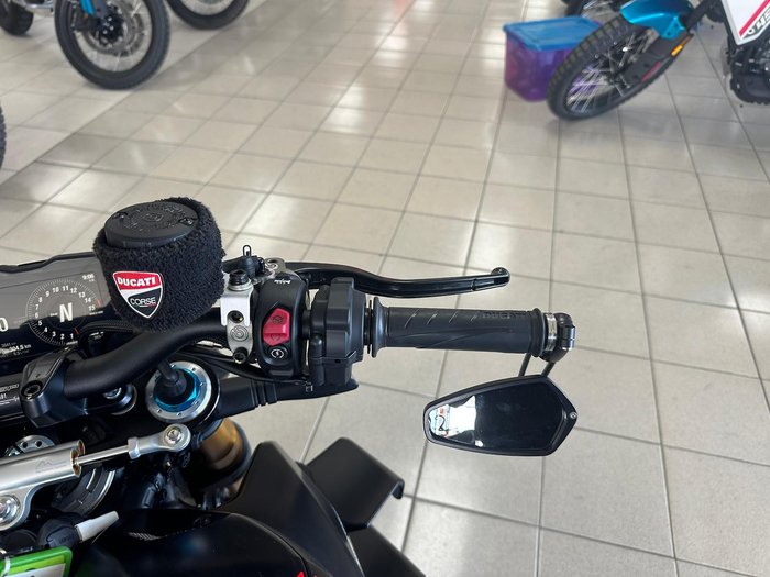 2022 Ducati Streetfighter V4 SP Streetfighter Black