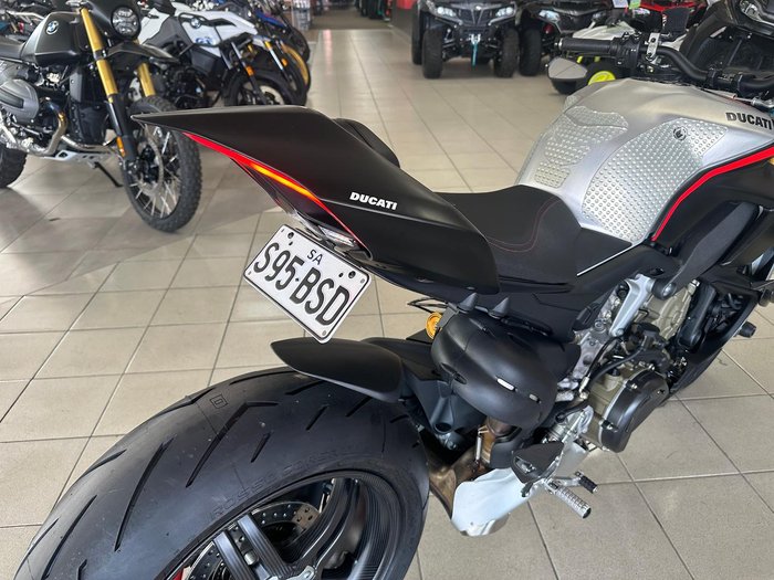 2022 Ducati Streetfighter V4 SP Streetfighter Black