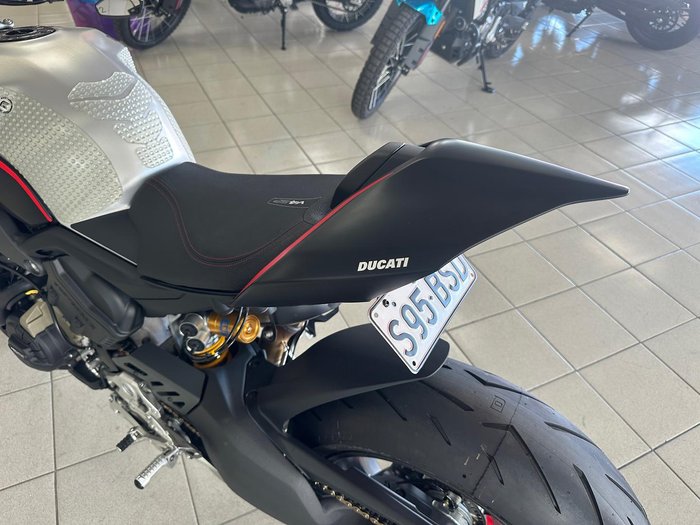 2022 Ducati Streetfighter V4 SP Streetfighter Black