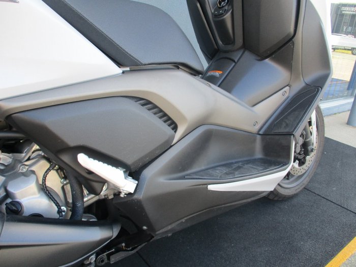 2025 Yamaha XMAX 300 V2 (CZD300A2) SILVER/GREY