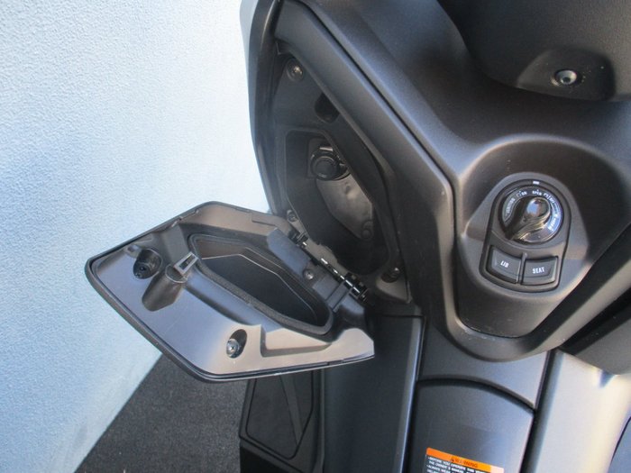 2025 Yamaha XMAX 300 V2 (CZD300A2) SILVER/GREY