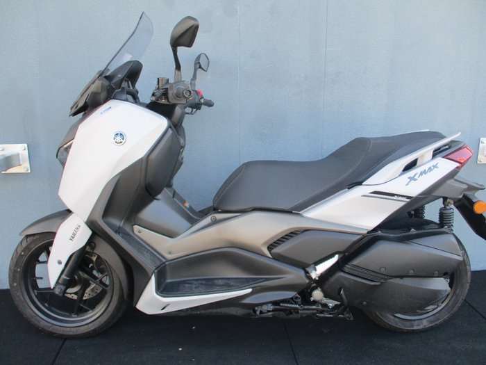 2025 Yamaha XMAX 300 V2 (CZD300A2) SILVER/GREY