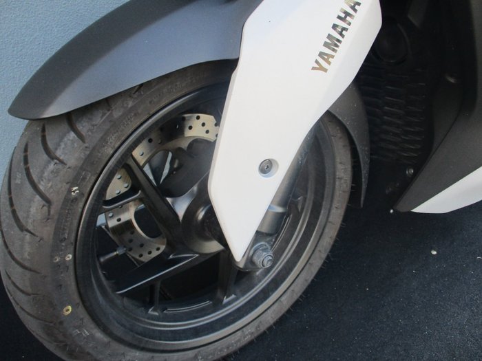 2025 Yamaha XMAX 300 V2 (CZD300A2) SILVER/GREY