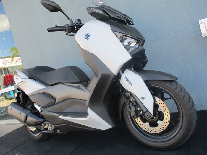 2025 Yamaha XMAX 300 V2 (CZD300A2) SILVER/GREY
