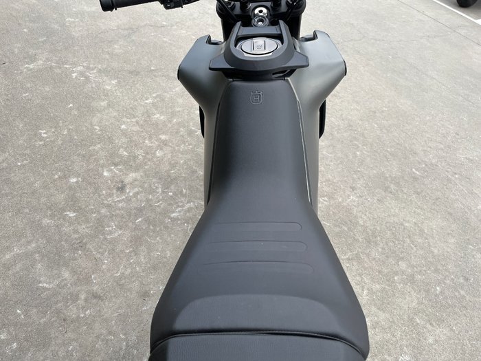 2024 Husqvarna SVARTPILEN 401 Grey