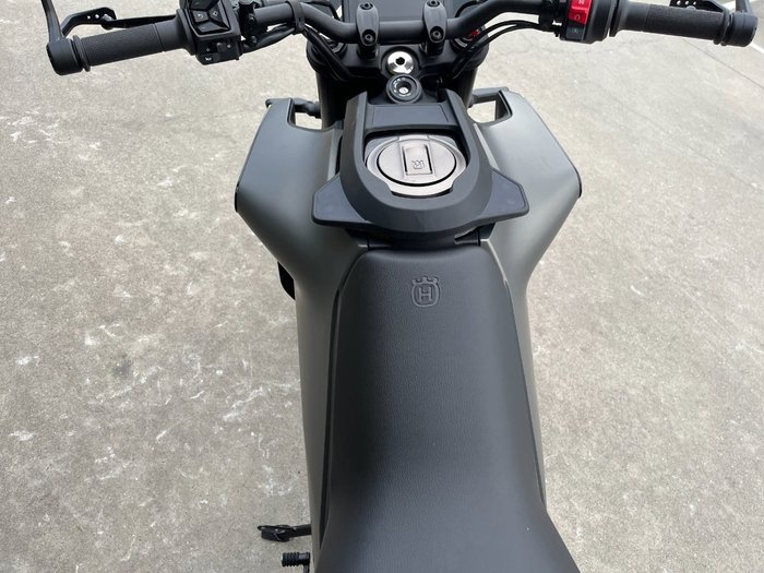 2024 Husqvarna SVARTPILEN 401 Grey