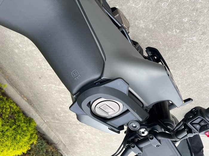 2024 Husqvarna SVARTPILEN 401 Grey
