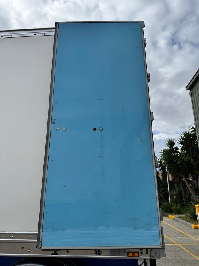2011 Maxitrans St3 22 Pallet -28 Freezer Meat Hanger Blue
